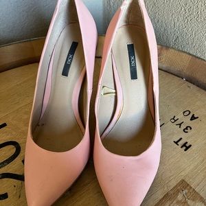 XXI Blush pink heels with gold tone detailing. Size 6